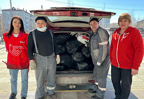 Волонтеры ЮУЖД передали Российскому детскому фонду вещи для пострадавших во время паводка