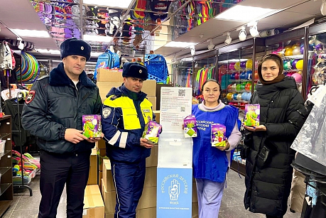 Госавтоинспекция Курганской области передала новогодние подарки Российскому детскому фонду 
