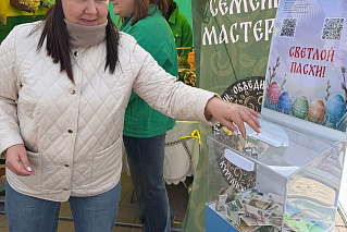 Живописная благотворительная ярмарка в Светлый Пасхальный день на Троицкой площади