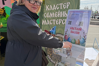 Живописная благотворительная ярмарка в Светлый Пасхальный день на Троицкой площади