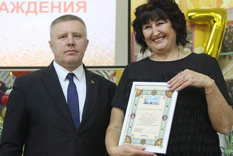 Директор МБОУ «СОШ № 10» города Кумертау Альфия Корепина: вручение Письма признательности Международной премии «Совесть»
