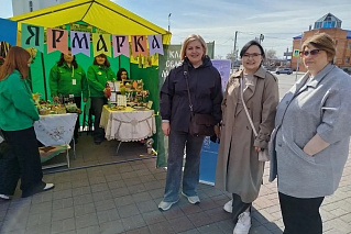 Живописная благотворительная ярмарка в Светлый Пасхальный день на Троицкой площади