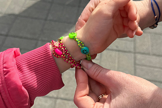 Живописная благотворительная ярмарка в Светлый Пасхальный день на Троицкой площади