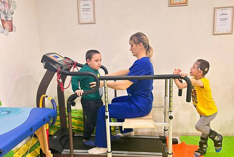 Детфонд оплатил двум семьям реабилитацию мальчиков-двойняшек