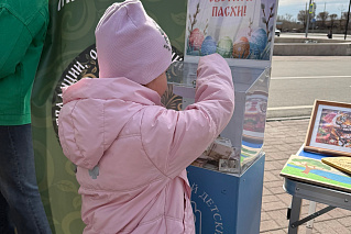 Живописная благотворительная ярмарка в Светлый Пасхальный день на Троицкой площади