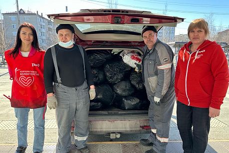Волонтеры ЮУЖД передали Российскому детскому фонду вещи для пострадавших во время паводка