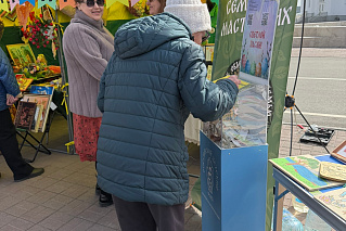 Живописная благотворительная ярмарка в Светлый Пасхальный день на Троицкой площади