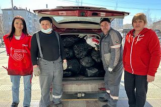 Волонтеры ЮУЖД передали Российскому детскому фонду вещи для пострадавших во время паводка