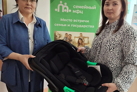 Передача автокресла, необходимого для перевозки семей с маленькими детьми Передача автокресла, необходимого для перевозки семей с маленькими детьми